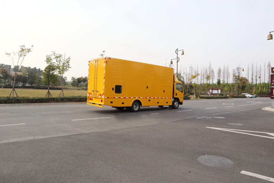 五十鈴150KW應急電源車.JPG